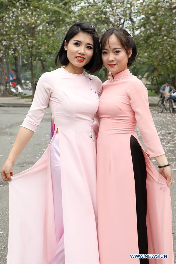 VIETNAM-HANOI-WOMAN-AO DAI