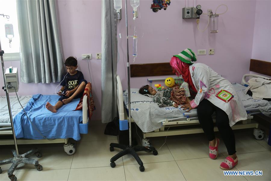 MIDEAST-GAZA-HOSPITAL-VOLUNTEER-CHILDREN