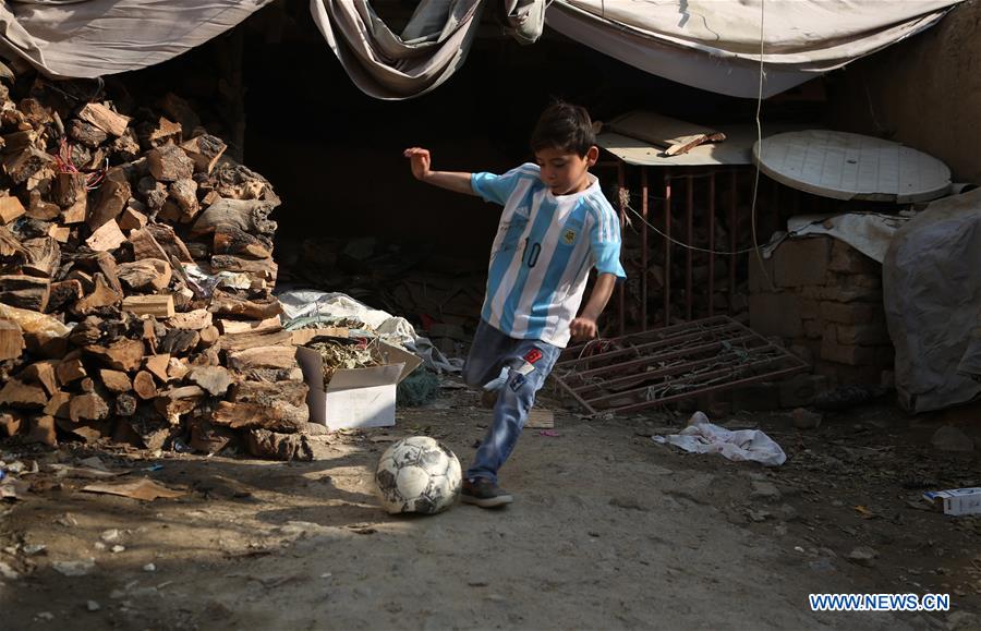 (SP)AFGHANISTAN-KABUL--LIONEL MESSI FAN-MURTAZA  AHMADI