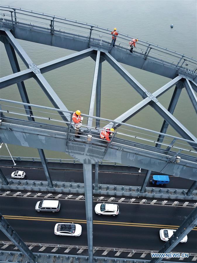 #CHINA-JIUJIANG-SPRING FESTIVAL-TRAVEL RUSH-BRIDGE MAINTENANCE (CN)