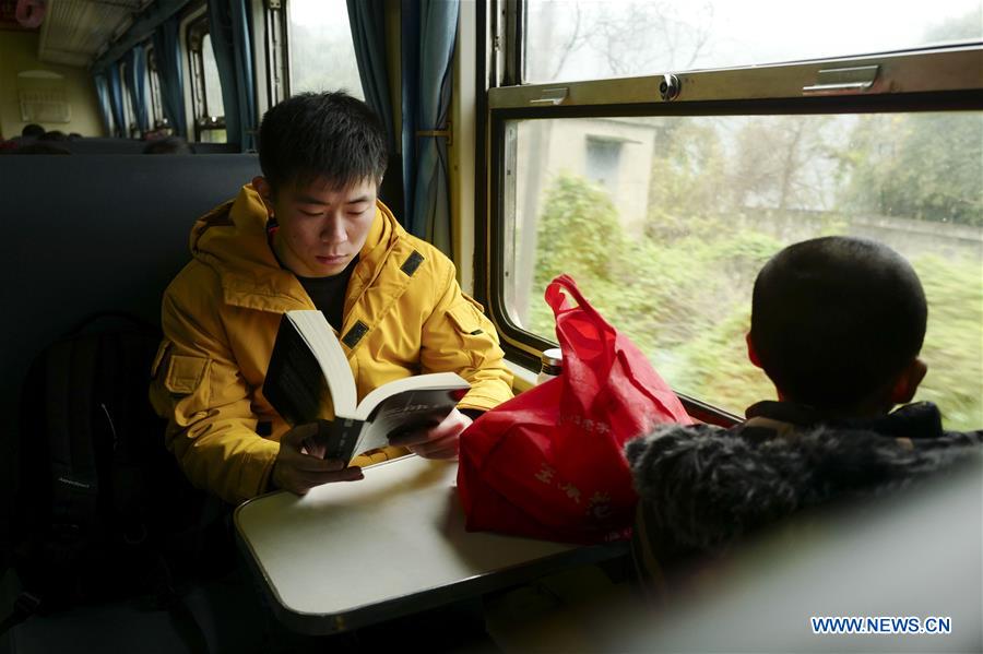 CHINA-SPRING FESTIVAL-TRAVEL RUSH-GREEN TRAIN (CN)