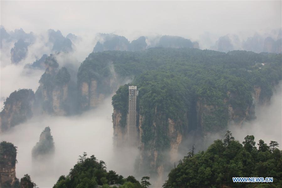 #CHINA-HUNAN-ZHANGJIAJIE-CLIFFSIDE ELEVATOR-FOG (CN)