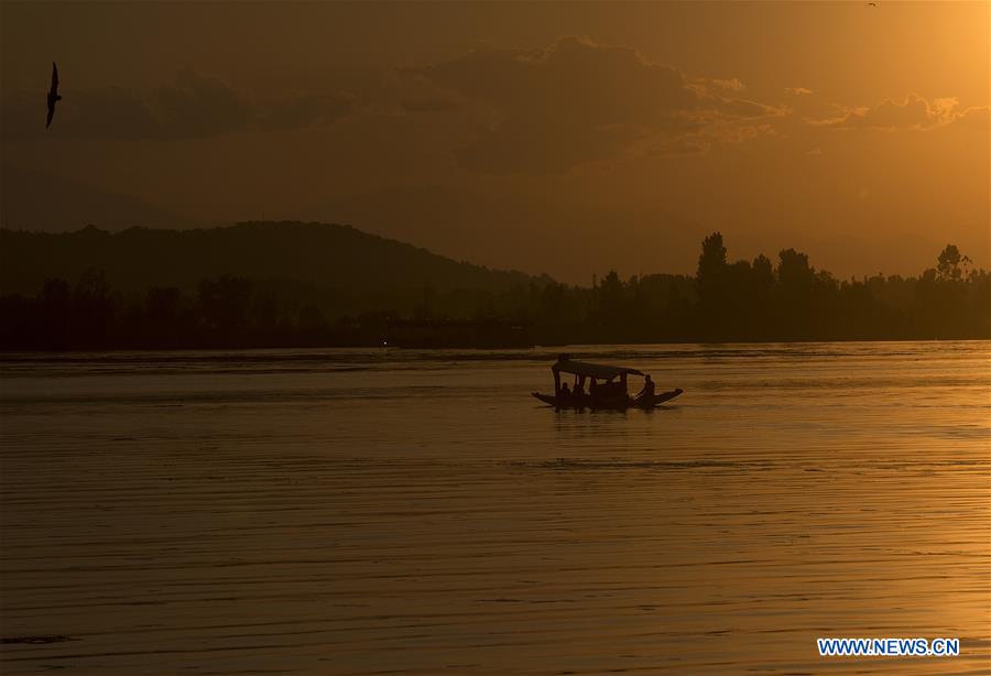 KASHMIR-SRINAGAR-DAILY LIFE-SUNSET