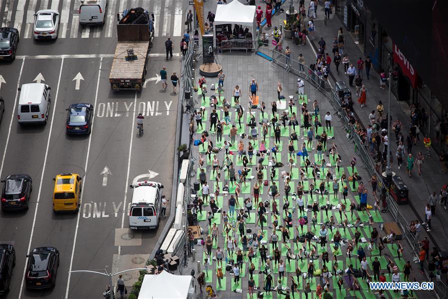 U.S.-NEW YORK-TIMES SQUARE-YOGA