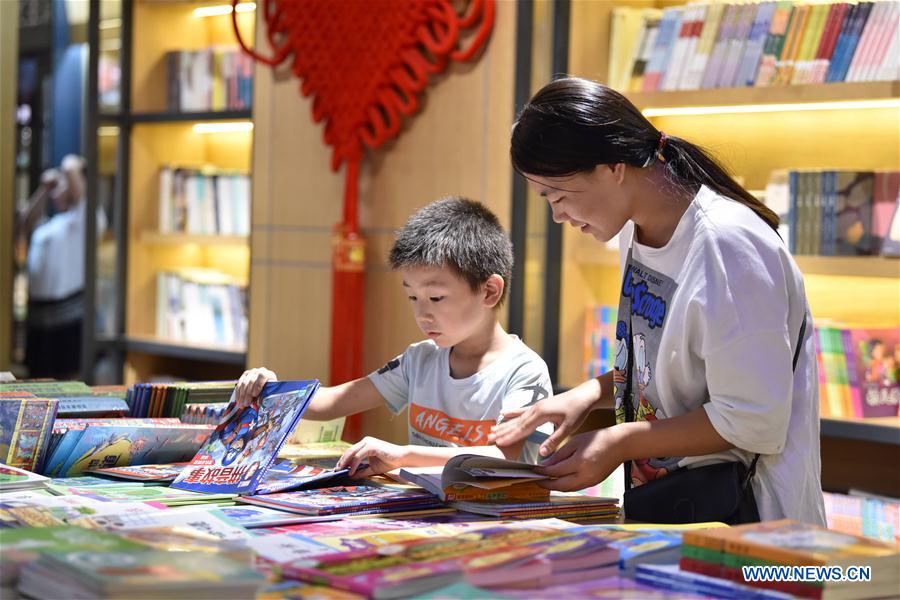 CHINA-HEBEI-DINGZHOU-BOOKSTORE-READING (CN)