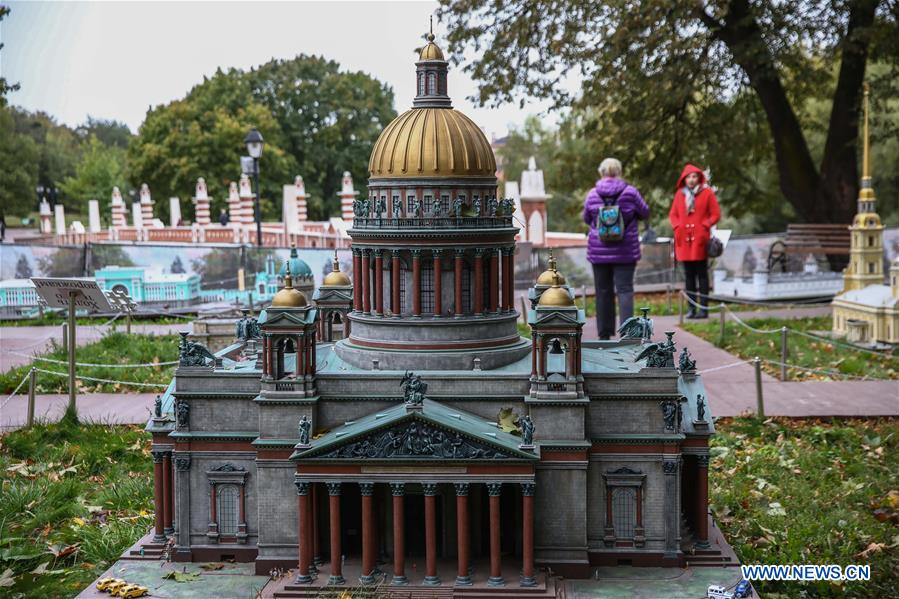 RUSSIA-MOSCOW-EXHIBITION-MINIATURES