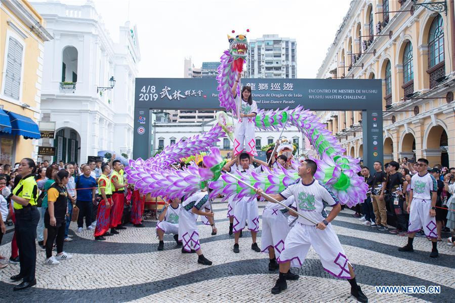 CHINA-MACAO-DRAGON-LION-DANCE-PARADE (CN)