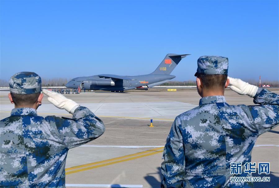 （聚焦疫情防控·圖文互動(dòng)）（12）空軍第四次向武漢大規(guī)?？者\(yùn)醫(yī)療隊(duì)員和物資