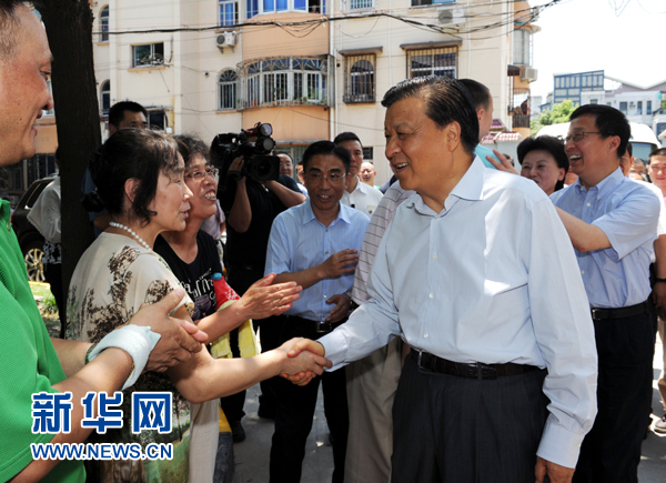 這是7月22日，劉云山在上海市普陀區(qū)桃浦鎮(zhèn)蓮花公寓居委會(huì)調(diào)研時(shí)同社區(qū)居民親切握手。新華社記者 饒愛民 攝