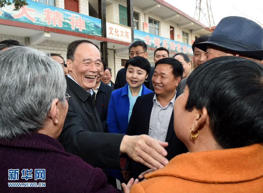 3月27日至28日，中共中央政治局常委、中央紀(jì)委書記王岐山到河南省調(diào)研，并主持召開座談會(huì)。這是3月27日王岐山在河南林州姚村鎮(zhèn)馮家口村同村民親切交談。 新華社記者 饒愛民 攝