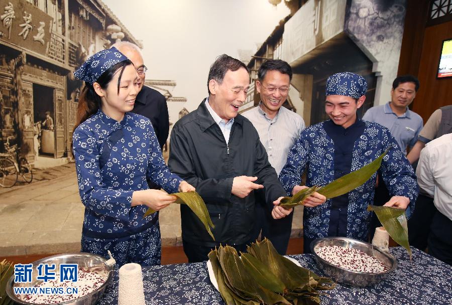 5月8日至10日，中共中央政治局常委、中央紀(jì)委書(shū)記王岐山到浙江省調(diào)研，并主持召開(kāi)部分省區(qū)市紀(jì)委書(shū)記座談會(huì)。這是5月8日，王岐山在嘉興五芳齋實(shí)業(yè)股份有限公司考察。新華社記者 姚大偉 攝 