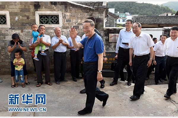 9月24日至26日，中共中央政治局常委、中央紀(jì)委書(shū)記王岐山在福建調(diào)研。這是9月24日，王岐山在連城縣紅四軍革命舊址參觀時(shí)，向附近的村民揮手致意。新華社記者張鐸攝