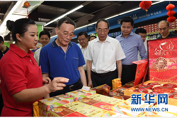 9月24日至26日，中共中央政治局常委、中央紀(jì)委書(shū)記王岐山在福建調(diào)研。這是9月24日，王岐山來(lái)到上杭縣古田鎮(zhèn)米蘭春天超市，調(diào)研“兩節(jié)”期間八項(xiàng)規(guī)定精神落實(shí)情況。新華社記者張鐸攝