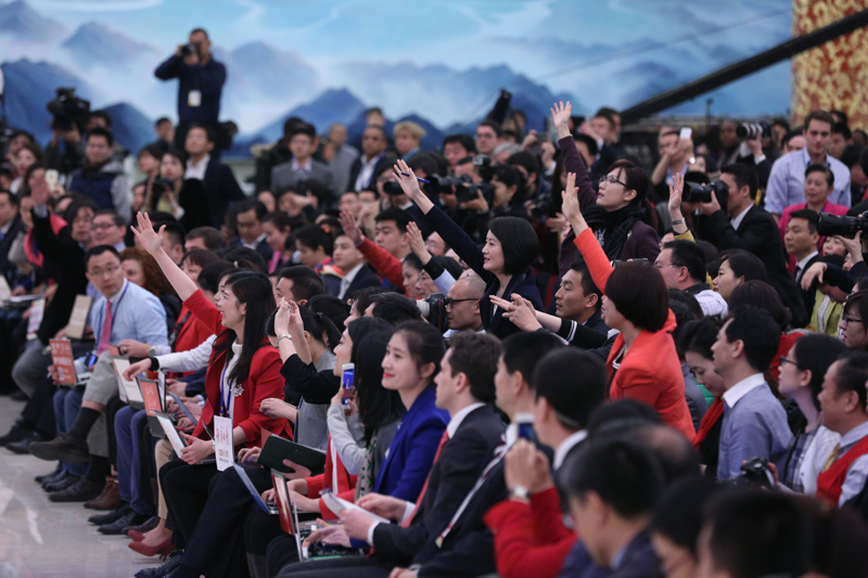 3月15日，國(guó)務(wù)院總理李克強(qiáng)在北京人民大會(huì)堂與中外記者見(jiàn)面，并回答記者提問(wèn)。這是記者舉手爭(zhēng)取提問(wèn)機(jī)會(huì)。 新華社記者 才揚(yáng) 攝