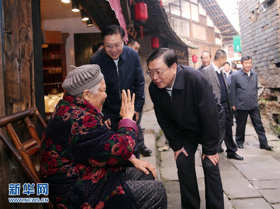 這是11月21日，張德江在宜賓李莊鎮(zhèn)同濟社區(qū)與居民親切交談。 新華社記者 劉衛(wèi)兵 攝 