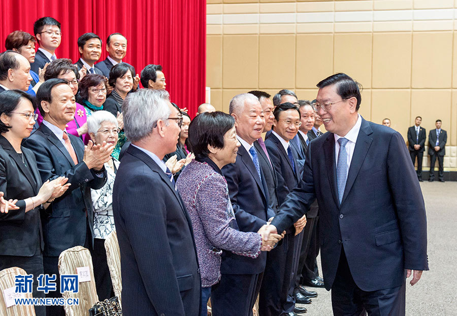 5月8日至10日，中共中央政治局常委、全國(guó)人大常委會(huì)委員長(zhǎng)張德江視察澳門特別行政區(qū)。這是5月9日，張德江與澳門社會(huì)各界人士代表座談。新華社記者 李學(xué)仁 攝