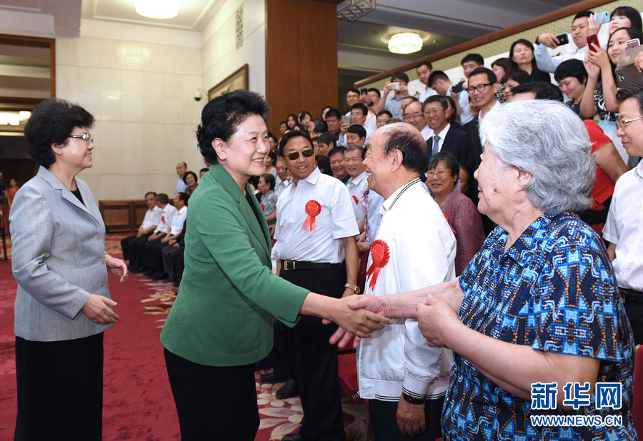 6月16日，中共中央政治局委員、國務院副總理劉延東在北京看望出席中國人口福利基金會成立30周年座談會的歷屆“中華人口獎”獲獎者代表。新華社記者 饒愛民 攝