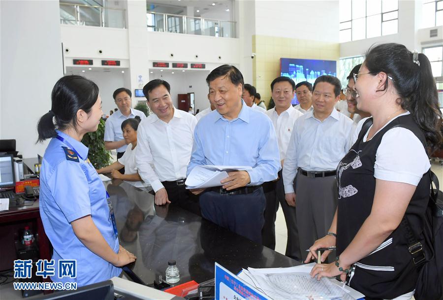 6月22日至24日，中共中央政治局常委、中央書記處書記劉云山在遼寧調(diào)研。這是6月22日，劉云山在中國（遼寧）自貿(mào)試驗(yàn)區(qū)營口片區(qū)與干部群眾深入交流。新華社記者 張鐸 攝