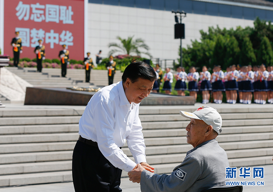 7月7日，紀(jì)念全民族抗戰(zhàn)爆發(fā)80周年儀式在中國人民抗日戰(zhàn)爭紀(jì)念館舉行。中共中央政治局常委、中央書記處書記劉云山出席儀式并講話。這是儀式開始前，劉云山與老八路代表握手。新華社記者崔新鈺攝