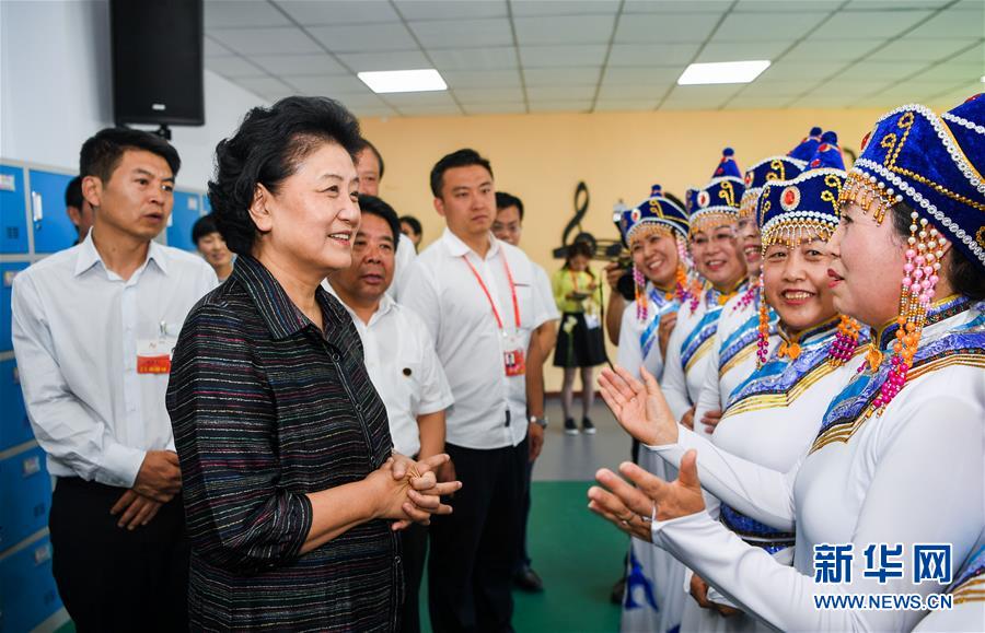 8月11日，中共中央政治局委員、國(guó)務(wù)院副總理、中央代表團(tuán)副團(tuán)長(zhǎng)劉延?xùn)|率中央代表團(tuán)二分團(tuán)，看望慰問(wèn)烏蘭察布各族干部群眾，轉(zhuǎn)達(dá)以習(xí)近平同志為核心的黨中央的親切關(guān)懷和全國(guó)人民的美好祝愿。這是劉延?xùn)|在考察察哈爾社區(qū)時(shí)與居民們親切交談。新華社記者 連振 攝