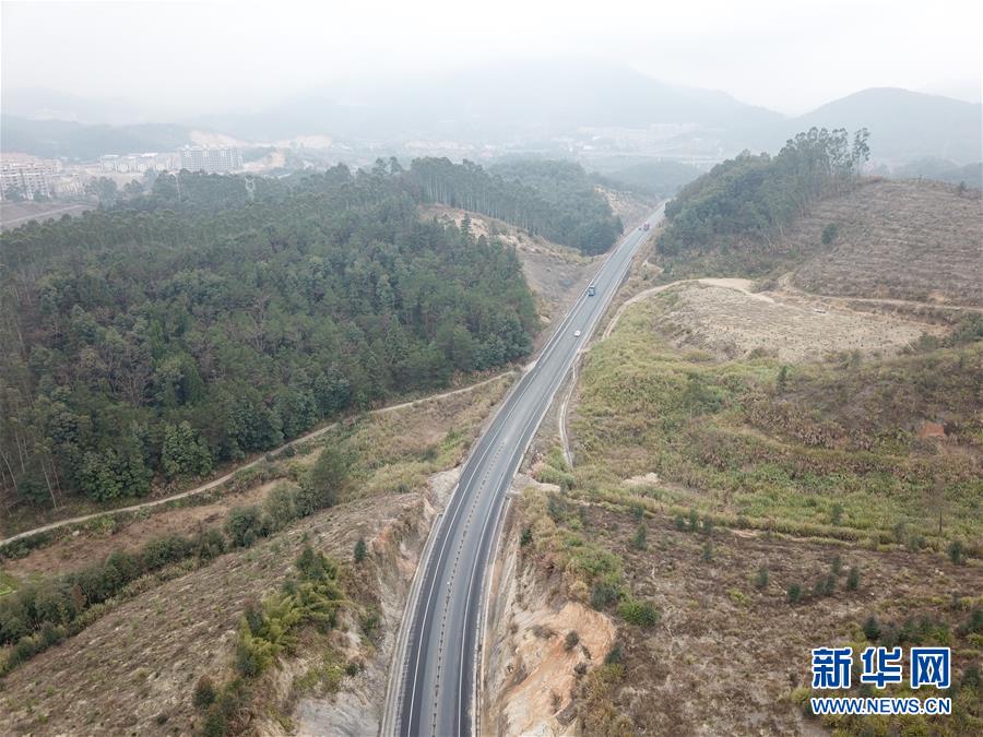 （圖文互動(dòng)·新華全媒頭條）（2）讓農(nóng)民致富奔小康的道路越走越寬廣——黨的十八大以來以習(xí)近平同志為核心的黨中央關(guān)心農(nóng)村公路發(fā)展紀(jì)實(shí)