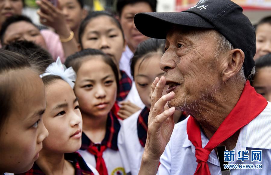 （圖片故事）（1）“希望老人”的第100次老區(qū)助學之旅