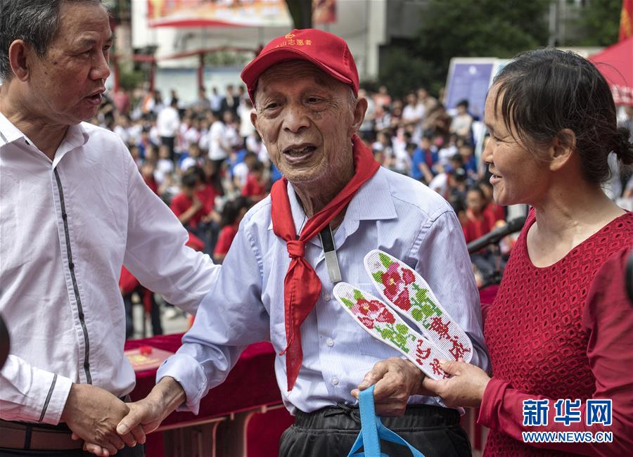 （圖片故事）（7）“希望老人”的第100次老區(qū)助學(xué)之旅