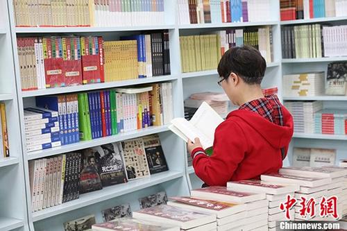 5月9日，一女子在哈爾濱市某書店選購圖書。從5月1日至5月4日，全國32家紙廠宣布漲價(jià)，各紙種漲價(jià)幅度為每噸100元至300元不等。對此，出版行業(yè)業(yè)內(nèi)人士表示“因?yàn)榧垙垉r(jià)格上漲，直接造成了出版成本的明顯增加，出版行業(yè)只能被迫對圖書定價(jià)進(jìn)行調(diào)整。”
<a target='_blank' >中新社</a>記者 于琨 攝