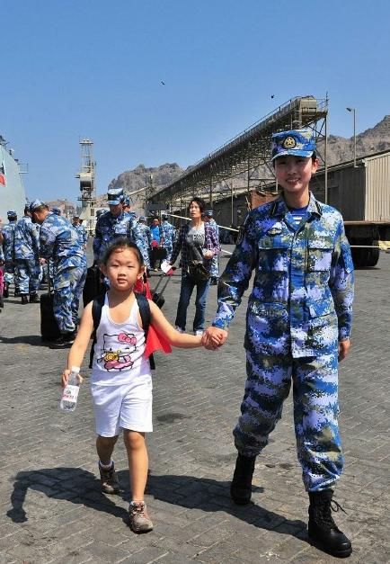 2015年3月，也門，海軍女戰(zhàn)士牽著一名小女孩的手準(zhǔn)備登上軍艦。