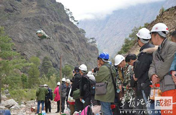 2015年4月，因地震被困尼泊爾的中國(guó)公民準(zhǔn)備登機(jī)