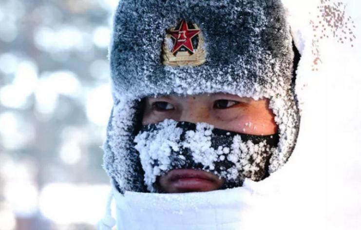 2018年2月5日，駐守在漠河縣北極村的北部戰(zhàn)區(qū)陸軍某部官兵在執(zhí)勤（來源：新華社）