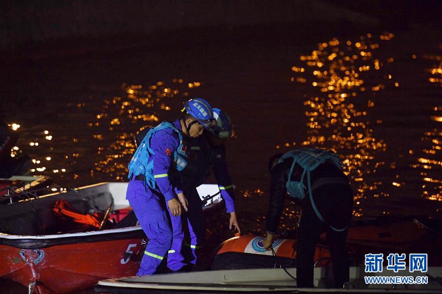 （重慶公交車墜江事故·圖文互動）（1）夜幕降臨，重慶萬州公交客車墜江事故救援工作仍在進(jìn)行中