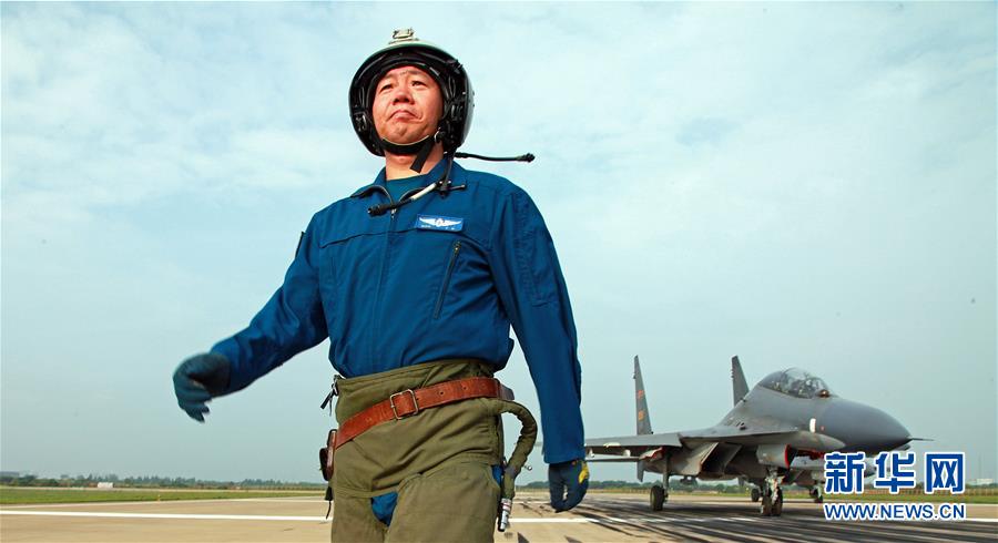 （新華全媒頭條·圖文互動）（1）戰(zhàn)鷹，為祖國奮飛——記空軍航空兵某旅旅長、特級飛行員郝井文