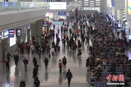 資料圖：2018年12月29日，成都東站候車大廳旅客如織，迎來(lái)2019年元旦小長(zhǎng)假出行高峰。張浪 攝