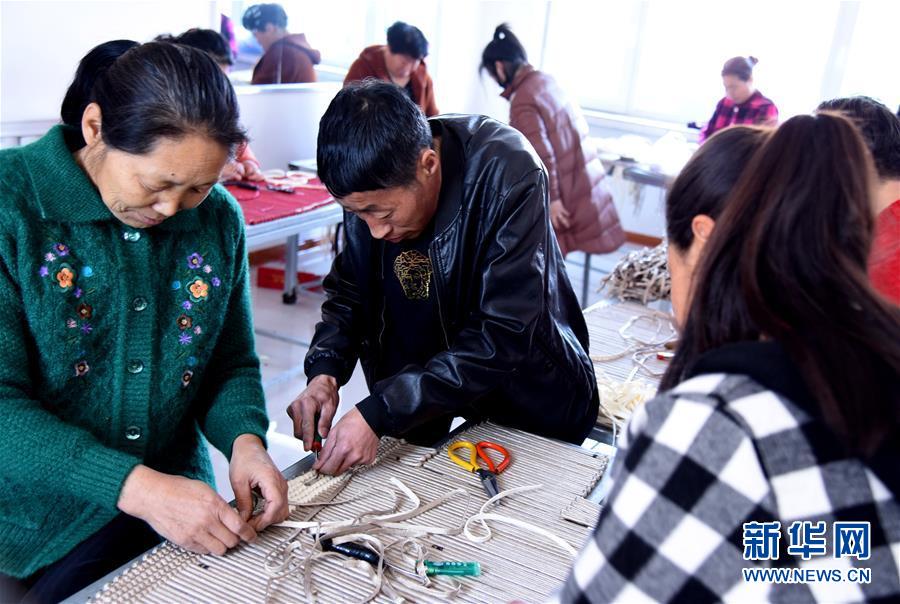 （在習(xí)近平新時(shí)代中國特色社會主義思想指引下——新時(shí)代新作為新篇章·圖文互動）（6）腳下有路 心中有志 生命有光——殘疾夫妻“跑贏”脫貧沖刺