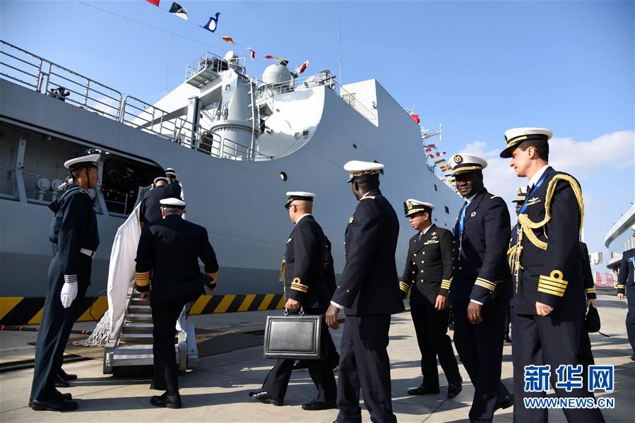 （人民海軍70年）（1）海軍代表團(tuán)登中國(guó)艦船參觀(guān)