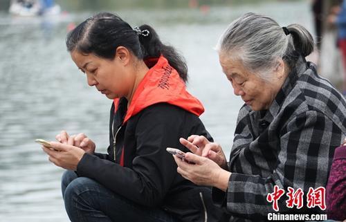 圖為中國(guó)中老年女性使用智能手機(jī)上網(wǎng)。(資料圖) 劉占昆 攝