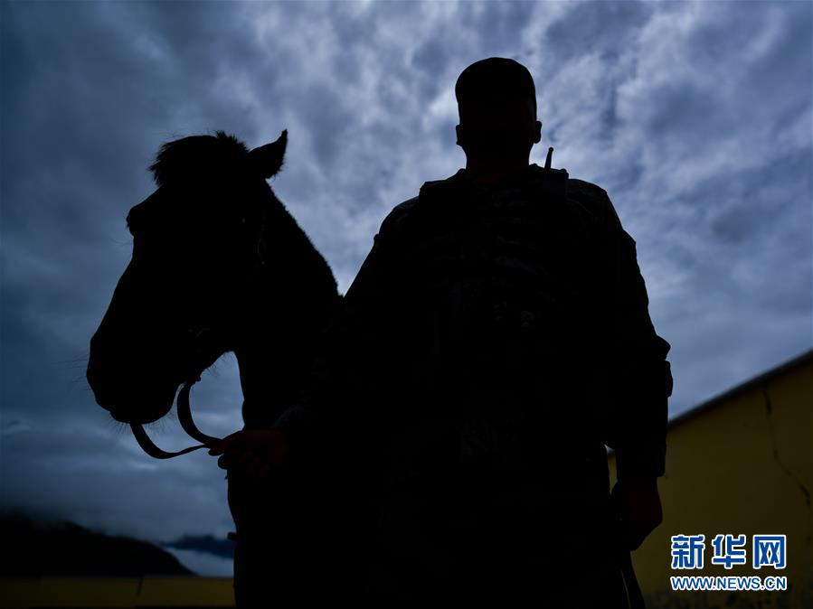 （新華全媒頭條·愛(ài)國(guó)情 奮斗者·圖文互動(dòng)）（6）初心不改 紅心向黨——西部戰(zhàn)區(qū)陸軍某旅玉樹獨(dú)立騎兵連連長(zhǎng)尼都塔生一家四代跟黨走紀(jì)實(shí)