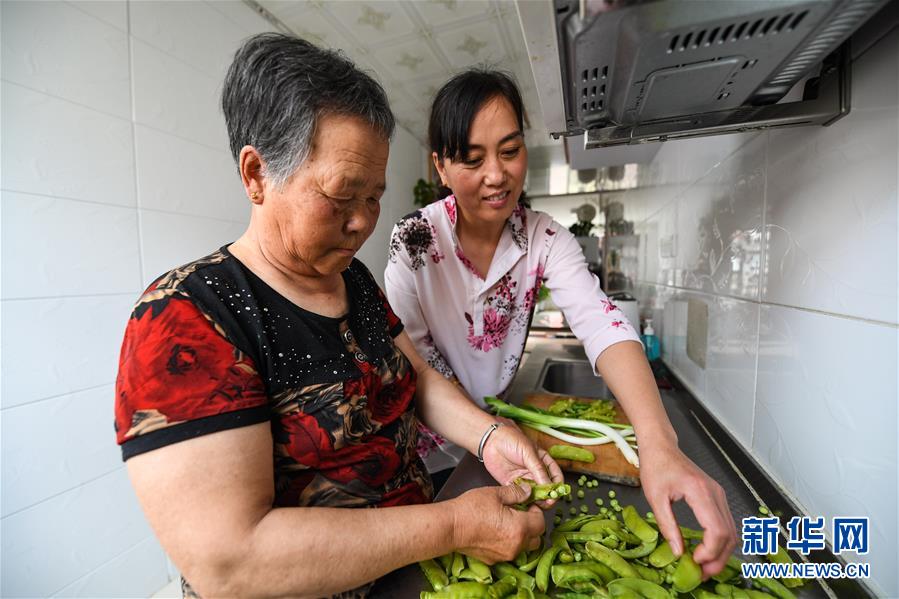 （在習近平新時代中國特色社會主義思想指引下——新時代新作為新篇章·總書記關(guān)心的百姓身邊事·圖文互動）（4）棚改的溫暖：1億多人“出棚進樓”