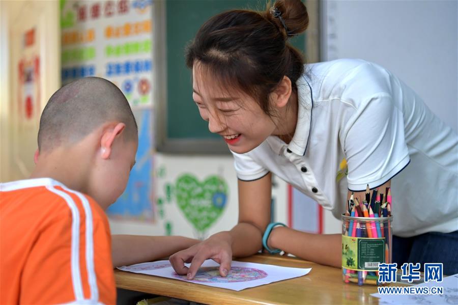 （在習(xí)近平新時(shí)代中國特色社會主義思想指引下——新時(shí)代新作為新篇章·總書記關(guān)心的百姓身邊事·圖文互動）（4）特別的愛，給特別的你——特殊教育的別樣風(fēng)景