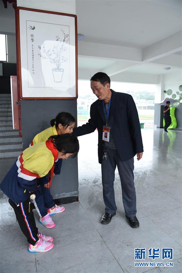 （愛國情 奮斗者·圖文互動）（2）大山園丁的堅守——記貴州黔西縣鄉(xiāng)村教師楊紹書