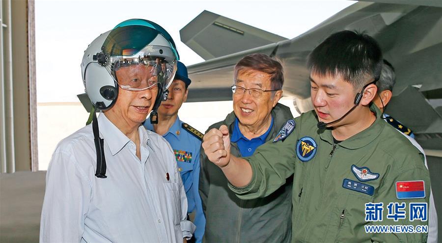 （人民空軍70年·圖文互動）（4）我愛祖國的藍(lán)天——空軍強(qiáng)軍主題紀(jì)念封8張“同框照”背后的故事 