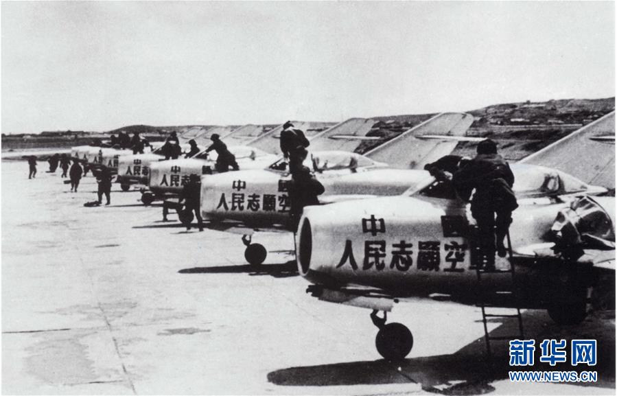 （新華全媒頭條·人民空軍70年·圖文互動）（3）陽光照耀奮飛的航程——黨中央、中央軍委和習(xí)主席關(guān)心人民空軍建設(shè)發(fā)展紀(jì)實