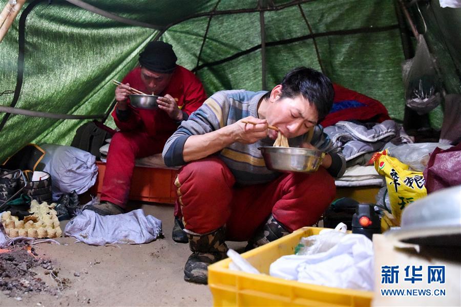 （新春走基層·圖文互動）（6）大漠中，一頂帳篷守歲五年