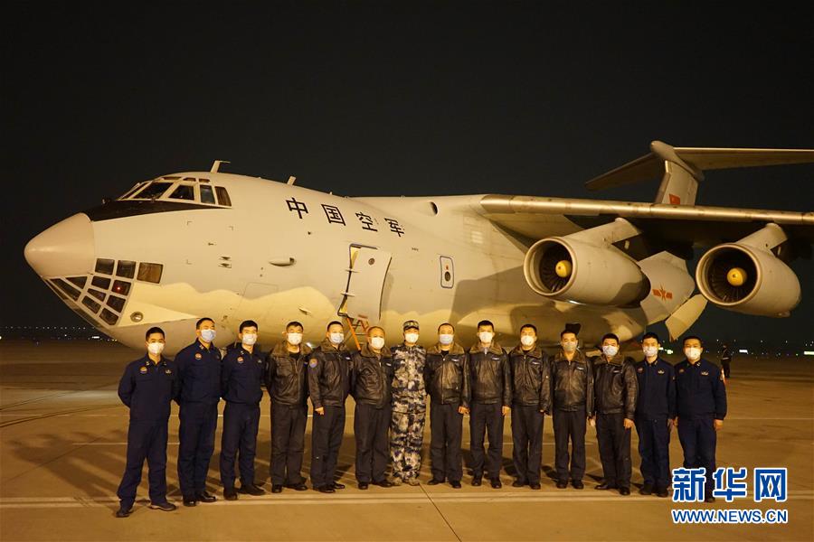 （新型肺炎疫情防控·圖文互動(dòng)）（2）除夕夜，他們這樣出征——空軍軍醫(yī)大學(xué)醫(yī)療隊(duì)出征武漢疫區(qū)見(jiàn)聞