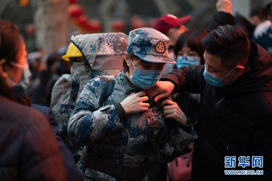 （新型肺炎疫情防控·圖文互動(dòng)）（1）除夕夜，他們這樣出征——空軍軍醫(yī)大學(xué)醫(yī)療隊(duì)出征武漢疫區(qū)見(jiàn)聞