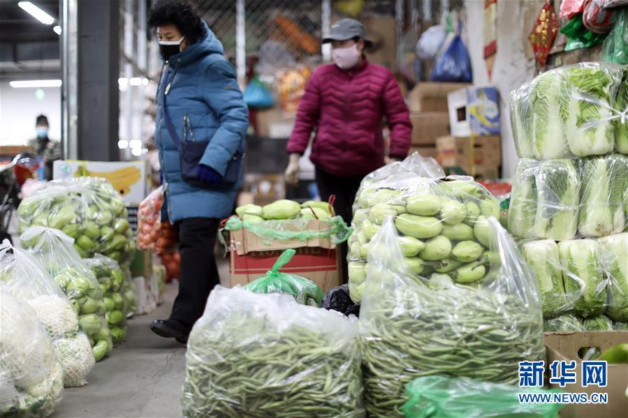 （聚焦疫情防控·圖文互動）（1）特寫：蔬菜批發(fā)市場里感受“春”意