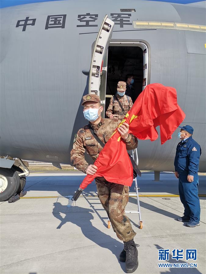 （聚焦疫情防控·圖文互動(dòng)）（5）空軍第四次向武漢大規(guī)?？者\(yùn)醫(yī)療隊(duì)員和物資