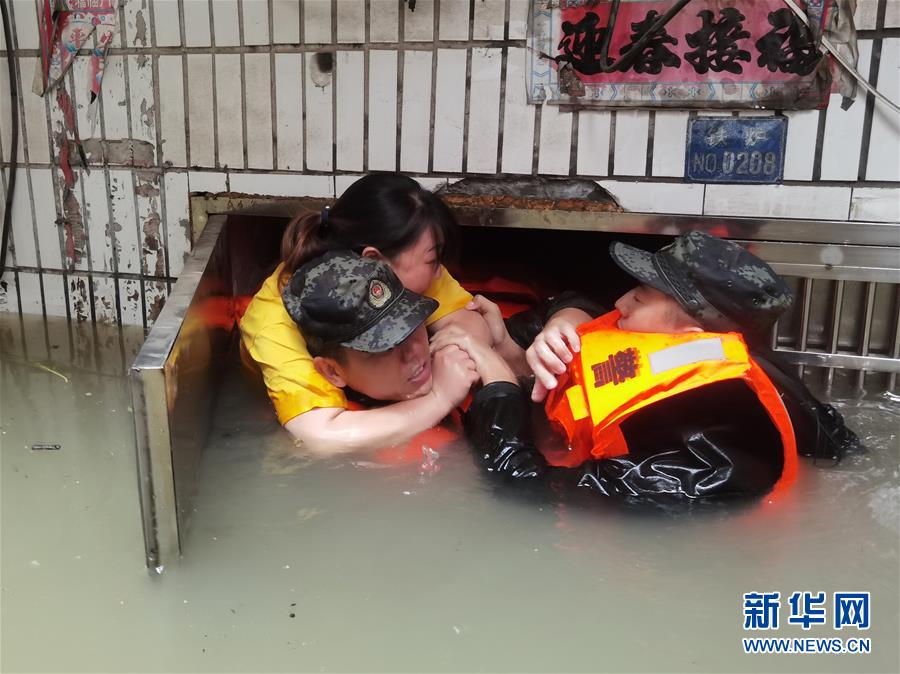 （圖文互動）（2）武警官兵持續(xù)奮戰(zhàn)多地洪澇災(zāi)害搶險救援一線