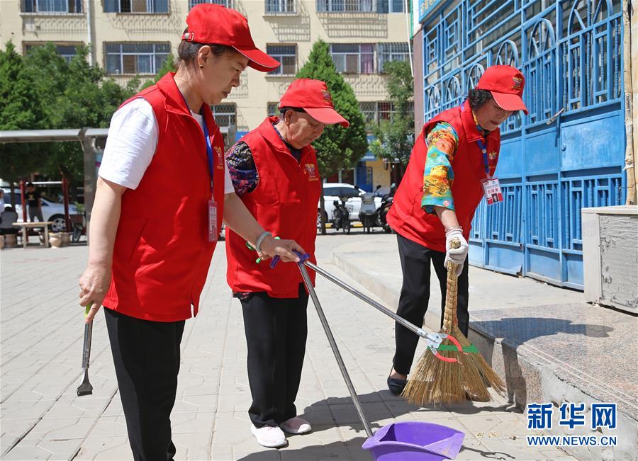 （走向我們的小康生活·圖文互動）（1）蘭花掬得滿庭芳——寧夏吳忠市古稀志愿者王蘭花的溫情故事